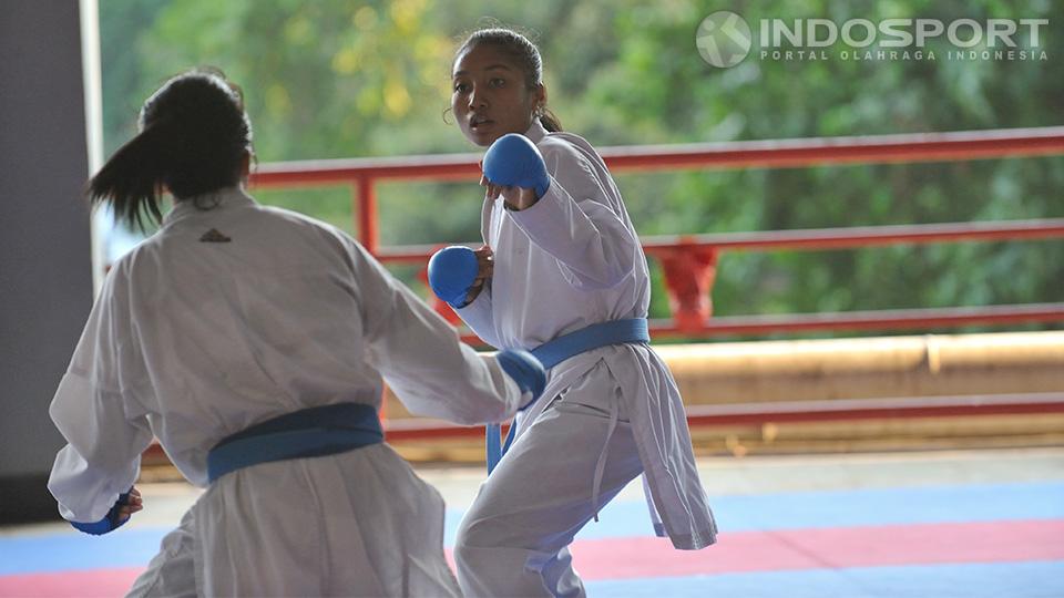 Cokorda Sanistiarani dan Srunita Sari (membelakangi kamera) memasang kuda-kuda untuk saling menyerang saat berlatih di kawasan Gelora Bung Karno, Rabu (24/09/14).